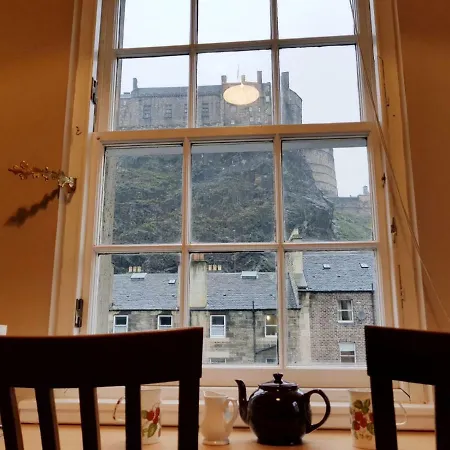 Central Studio Flat With View To The Castle * Edinburgh