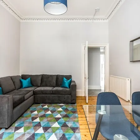 Spacious Apartment, Wifi, Nearby Free Parking דירה