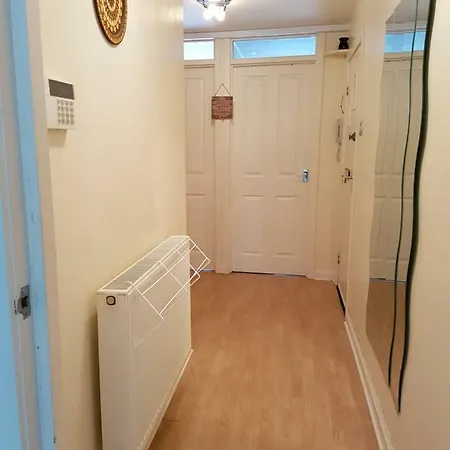 A Double Room In Vibrant Leith- Female Guest Only * 爱丁堡