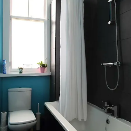 Comiston Road - Welcoming 2 Bedroom Apartment-close To City Centre Apartment Edinburgh