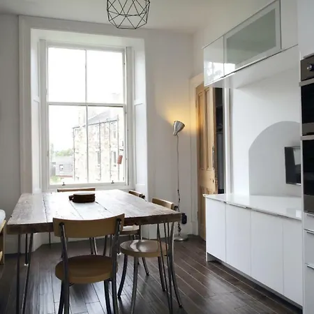 Apartment Comiston Road - Welcoming 2 Bedroom Apartment-close To City Centre Edinburgh