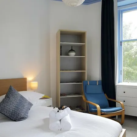 Comiston Road - Welcoming 2 Bedroom Apartment-close To City Centre Edinburgh