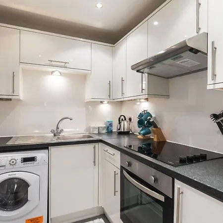 Spacious Apartment, Wifi, Nearby Free Parking