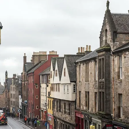 Sunny & Spacious Royal Mile Dating From 1677 Appartement