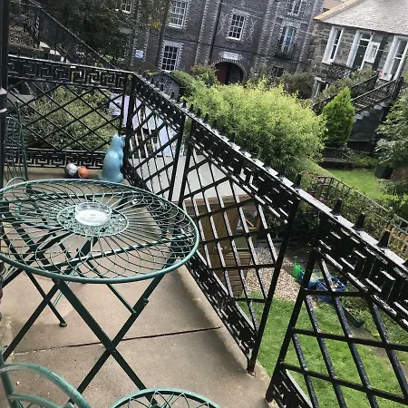 아파트 The West End