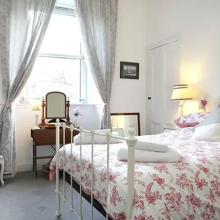 5 Star Beautiful & Vintage, Spacious In Chic Location! Apartament