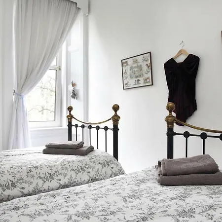 5 Star Beautiful & Vintage, Spacious In Chic Location!