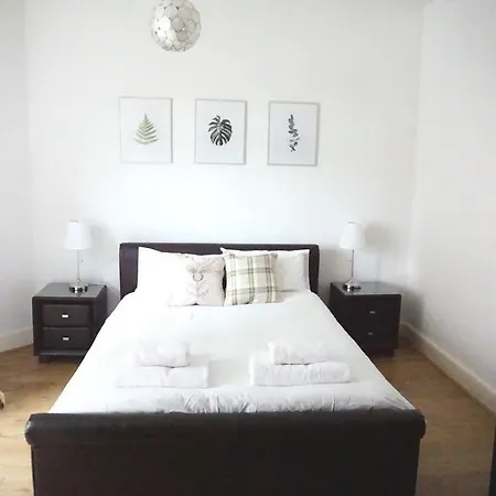 Cosy Central West End Apartment