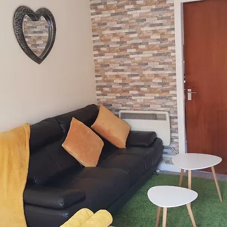 New Refurb Now- Sleep Upto 4- Heart Of City Apartment *