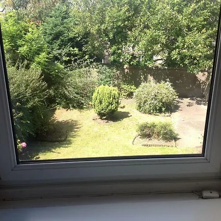 Victorian 3 Bedroom With Free Parking And Private Garden Apartment *