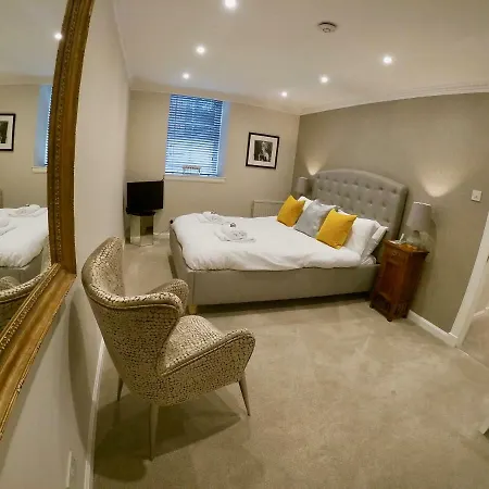 Escape To @ Abercromby Place Apartment