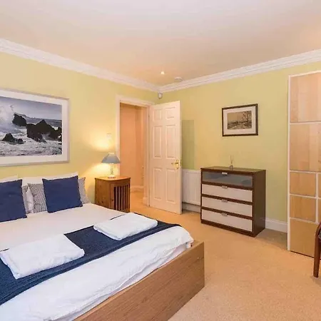 Luxurious Near City Centre Apartment *