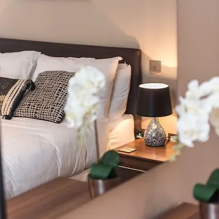 Contemporary 2 Bed In The City Centre *