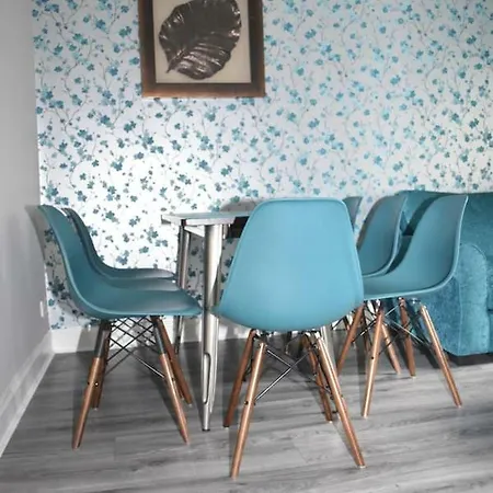 Apartment Chic & Modern 15 Minutes From Centre!