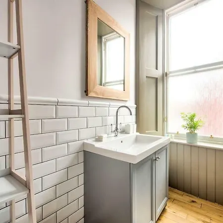 Stylish 2br Flat Close To City Centre By Guestready Edinburgh