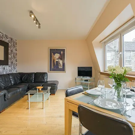 2 Bedroom Central With Stunning Castle View Appartement *