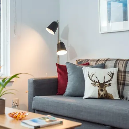 Scottish Stays - Top Floor In Broughton Road *
