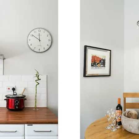 Beautiful, Traditional 2 Bedroom Main Door Flat