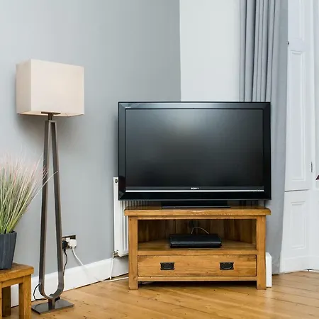 Beautiful, Traditional 2 Bedroom Main Door Flat Edinburgh