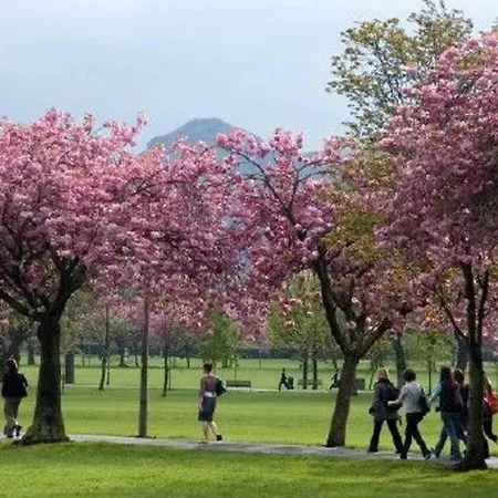 Grindlay Street Residence, 2 Bedroom, 2 Bathroom Close To Castle *