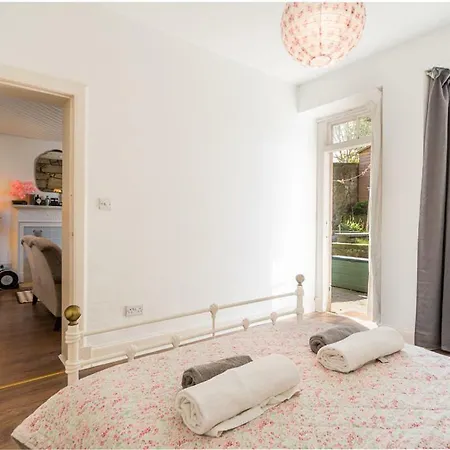 Vintage Apt, Pvt Garden, Wifi, New Town *