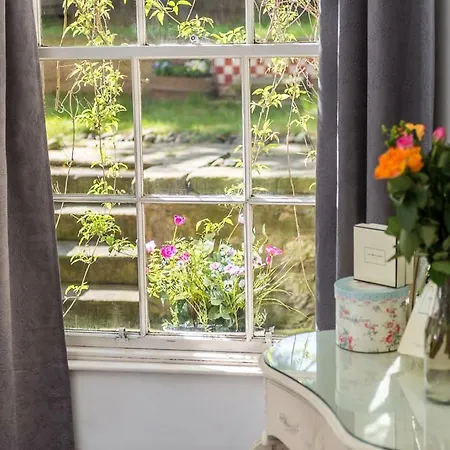 Vintage Apt, Pvt Garden, Wifi, New Town Apartamento