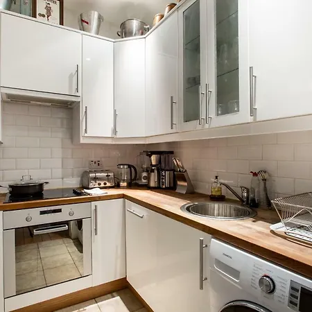 Spacious And Bright Central Apartment *
