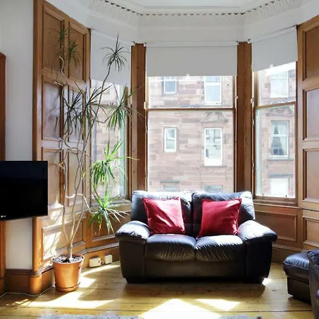 Comiston Road - Welcoming 2 Bedroom Apartment-close To City Centre * Edinburgh