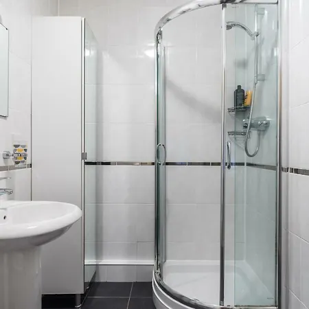 Modern Large Family With Private Parking Edinburgh