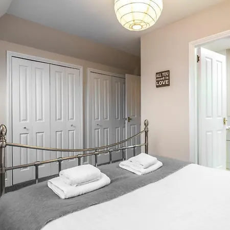 Modern Large Family With Private Parking Apartment *