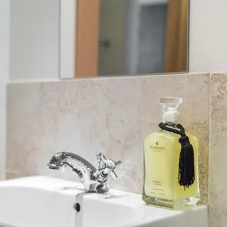 Grand & Spacious With Wifi Эдинбург