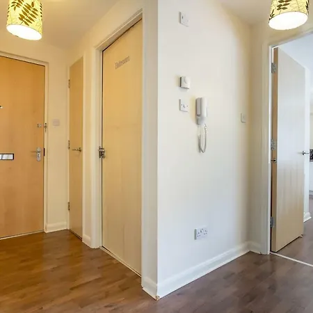 Hawkhill 8 - Modern With Secure Parking *