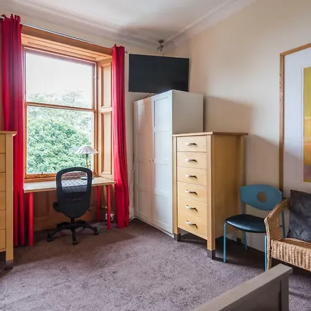 Apartment 3 Bed Overlooking Meadows Park Edinburgh