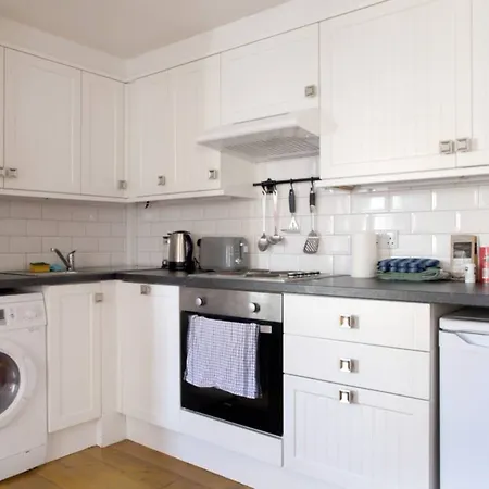 2 Bedroom In Centre Apartment *