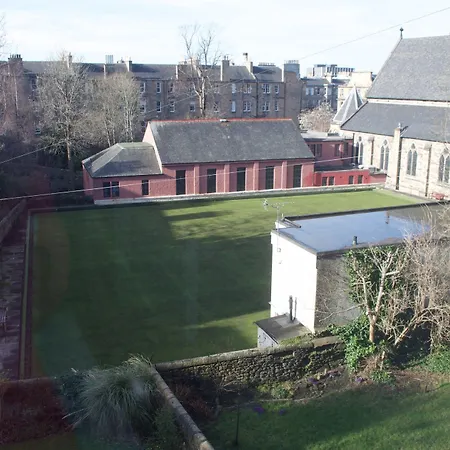 2 Bedroom Flat Near Centre