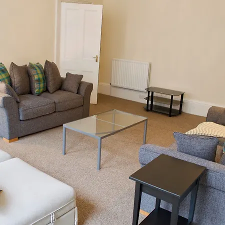 3 Bedroom Accommodates 8 *