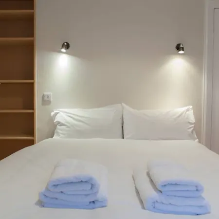 2 Bedroom Flat In West End Sleeps 4 *