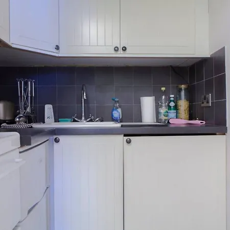 1 Bedroom Flat On St Stephen Street アパート