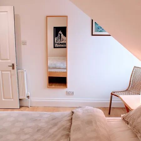 2 Bedroom Penthouse On Royal Mile Apartment
