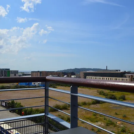 3 Bedroom Canal-side Sleeps 6 * Edinburgh
