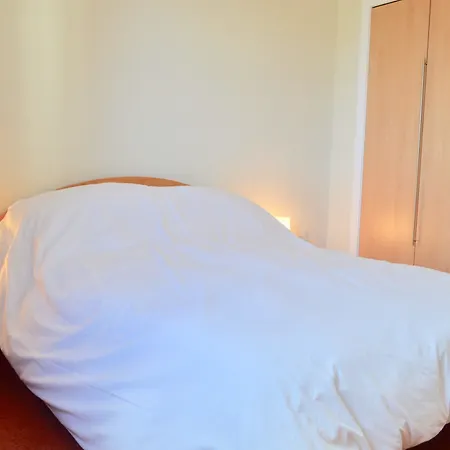 3 Bedroom Canal-side Sleeps 6 Apartment *