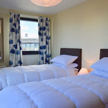 3 Bedroom Canal-side Sleeps 6 Apartment *