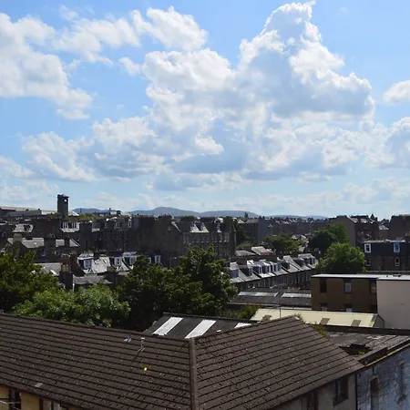 3 Bedroom Canal-side Sleeps 6 * Edinburgh
