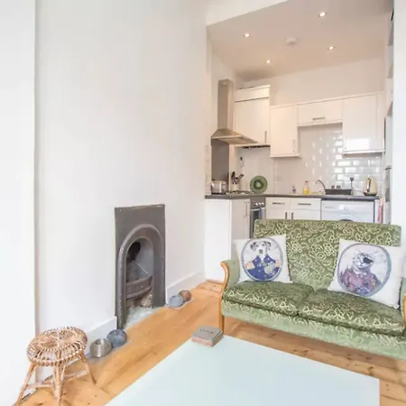 2 Bedroom Flat Near Centre *
