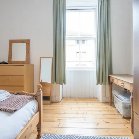 2 Bedroom Flat Near Centre *