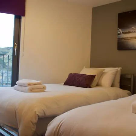 3 Bedroom With Private Roof Terrace *