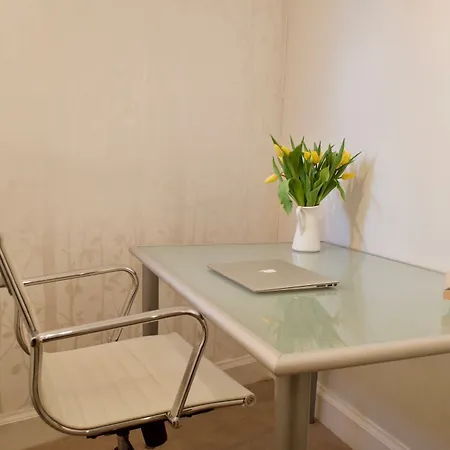 アパート 2 Bedroom Garden Flat In Bruntsfield エディンバラ