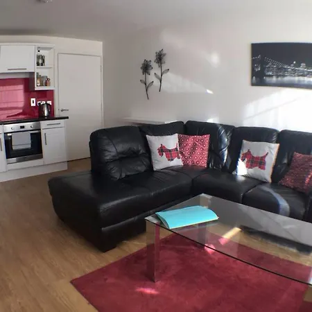 3 Bedroom Flat Near Centre With Parking Lägenhet *