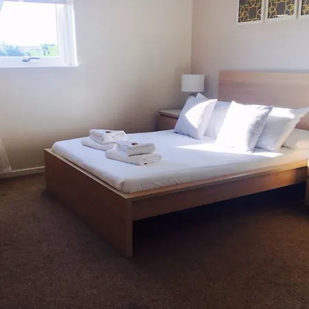 3 Bedroom Flat Near Centre With Parking Lägenhet *