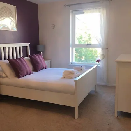 3 Bedroom Flat Near Centre With Parking Edinburg